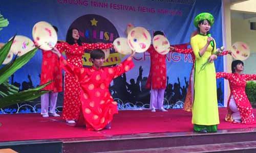 festival-tieng-anh-cao-dang-cong-nghe-thuong-mai-ha-noi-2016-bieu-dien-2