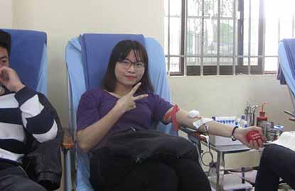 Sinh viên trường Cao đẳng Công nghệ và Thương mại Hà Nội tham gia Chương trình hiến máu tình nguyện năm 2016