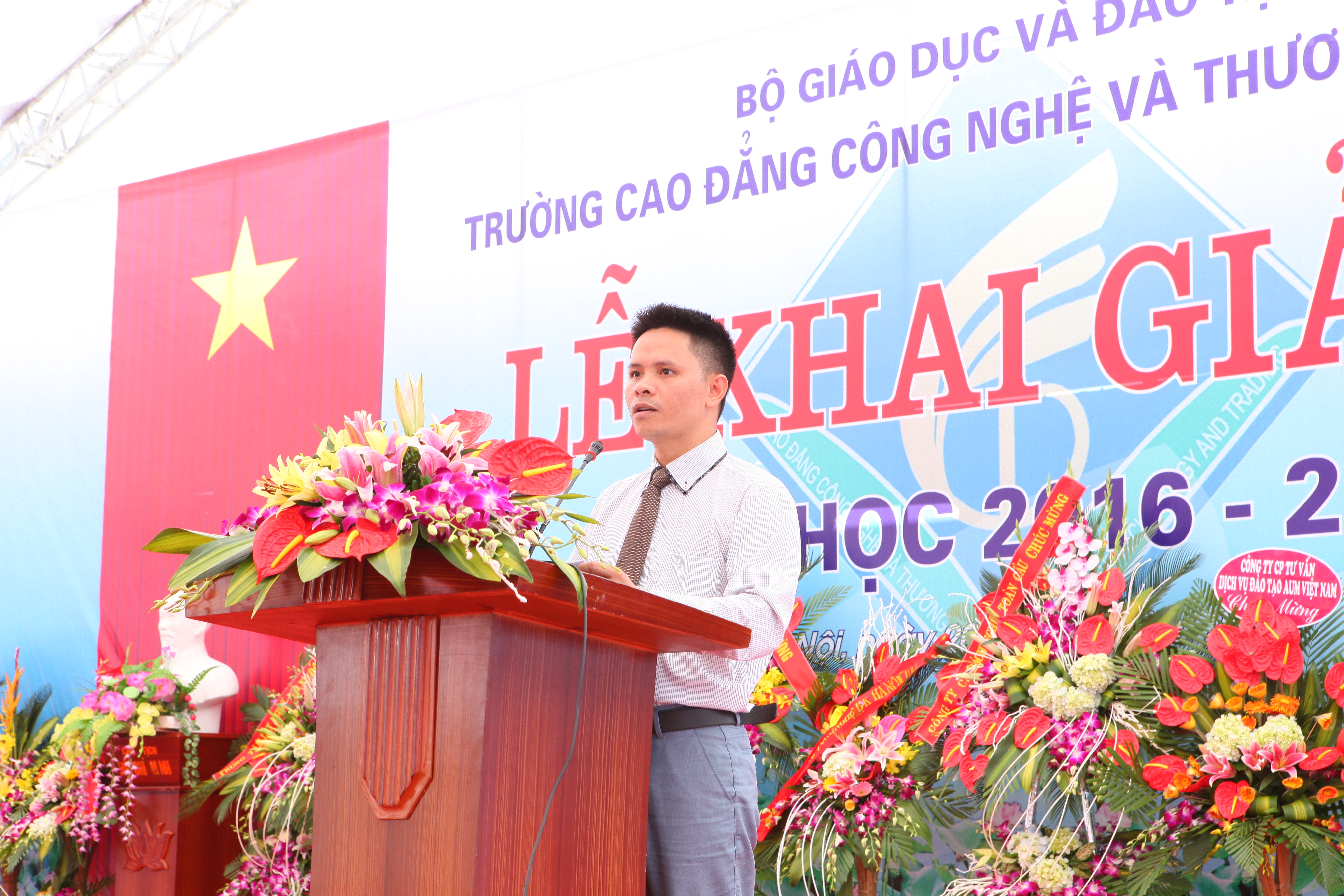 TS. Nguyễn Xuân Sang – Phó Bí thư Đảng ủy, Phó Hiệu trưởng thường trực Nhà trường đọc diễn văn khai giảng năm học 2016 - 2017