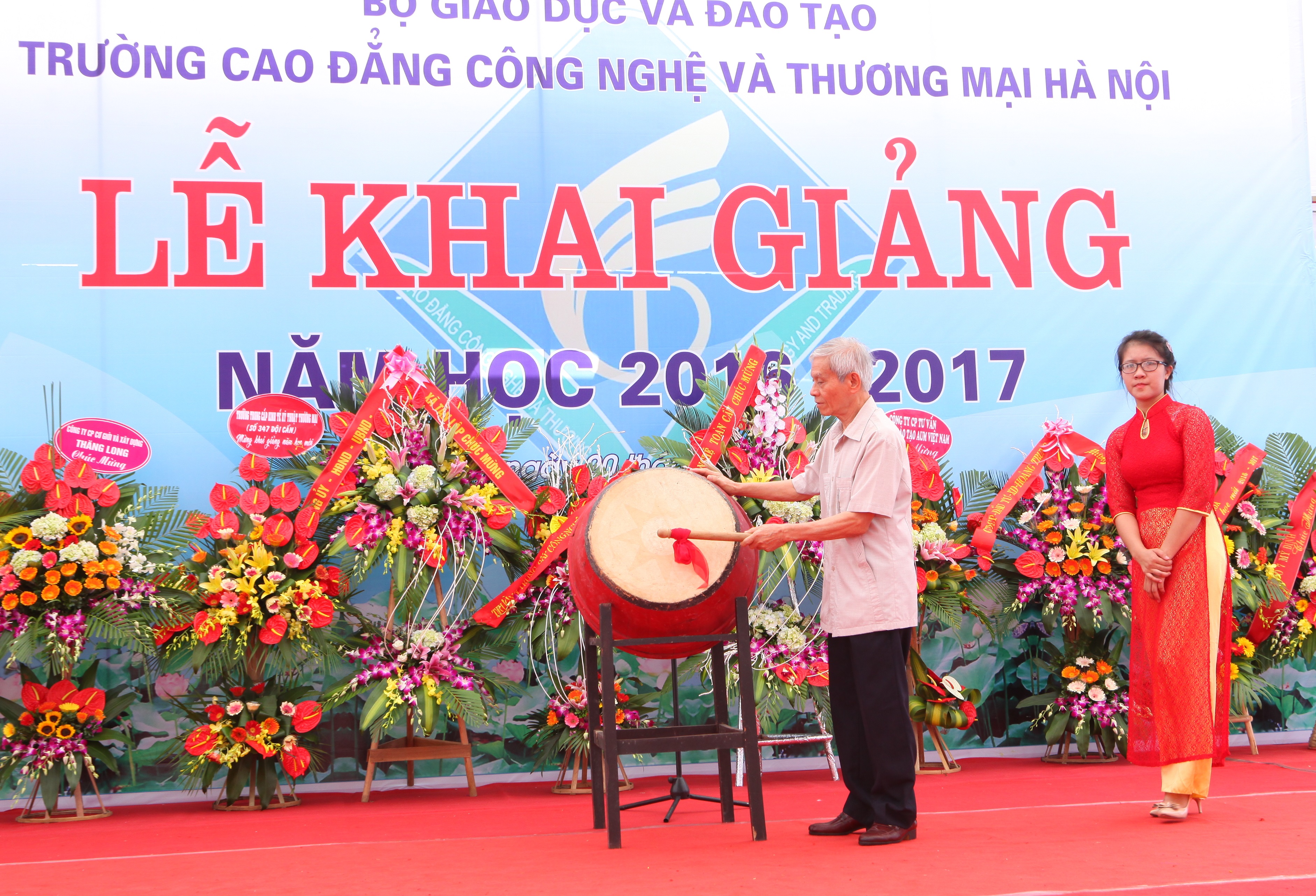 Ông Lê Ngọc Hoàn – Nguyên Bộ trưởng Bộ Giao thông Vận tải, Chủ tịch Hội đồng Quản trị Nhà trường đánh trống khai giảng năm học mới