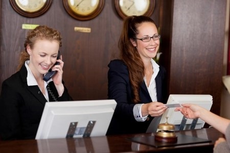 Nhân viên khách sạn cao cấp luôn phải tuân thủ các quy tắc nghiêm ngặt khi giao tiếp với khách hàng