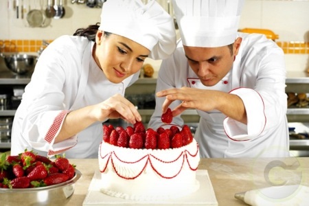 Vi trí trong gian bếp bánh là mong muốn của nhiều sinh viên quản trị chế biến món ăn sau khi ra trường 