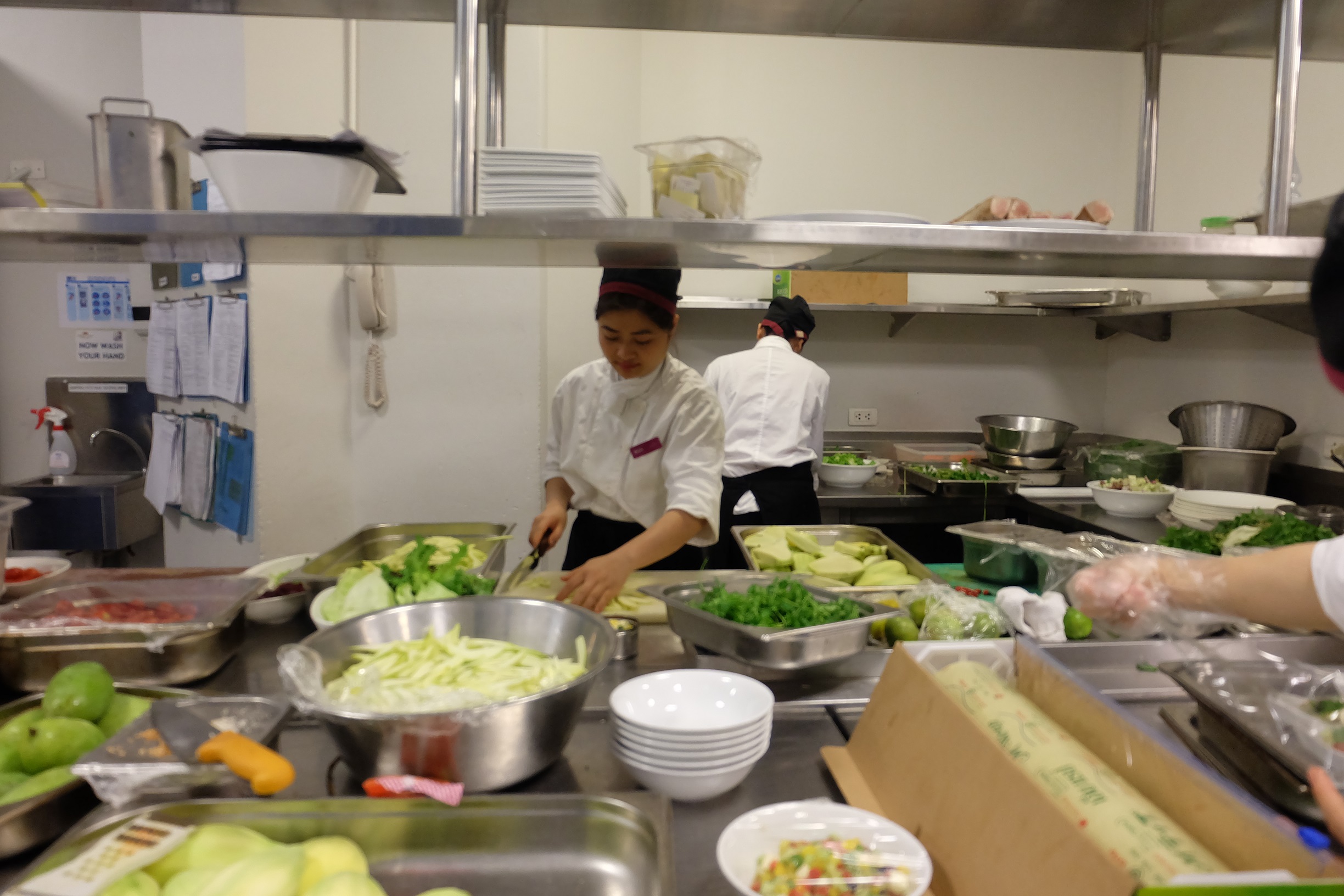 Sinh viên ngành quản trị chế biến món ăn tại Htt được thực hành tại khách sạn Crowne Plaza