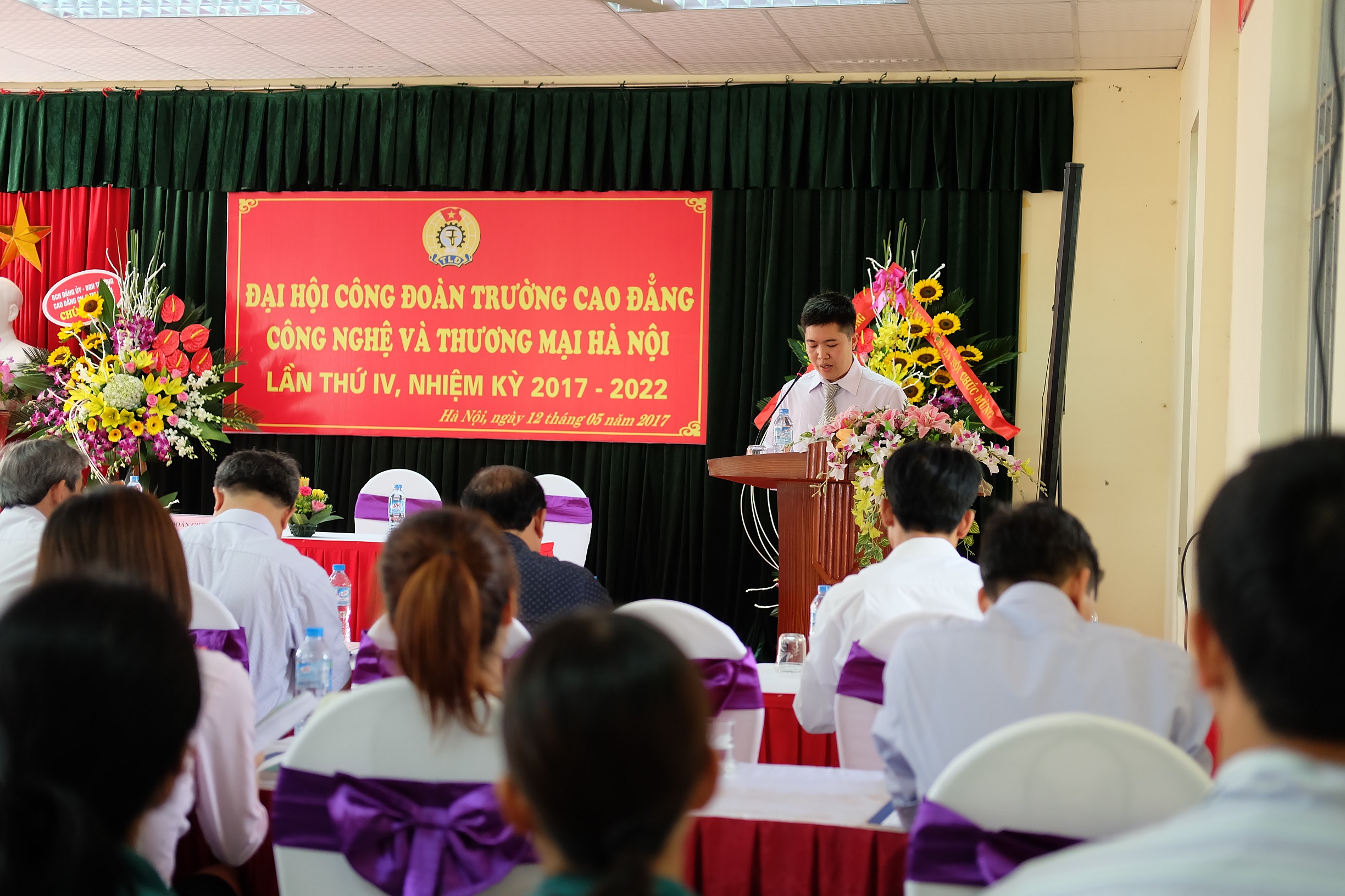 Đồng chí Nguyễn Văn Kết - Phó chủ tịch công đoàn trường CĐ công nghệ và thương mại Hà Nội khai mạc đại hội