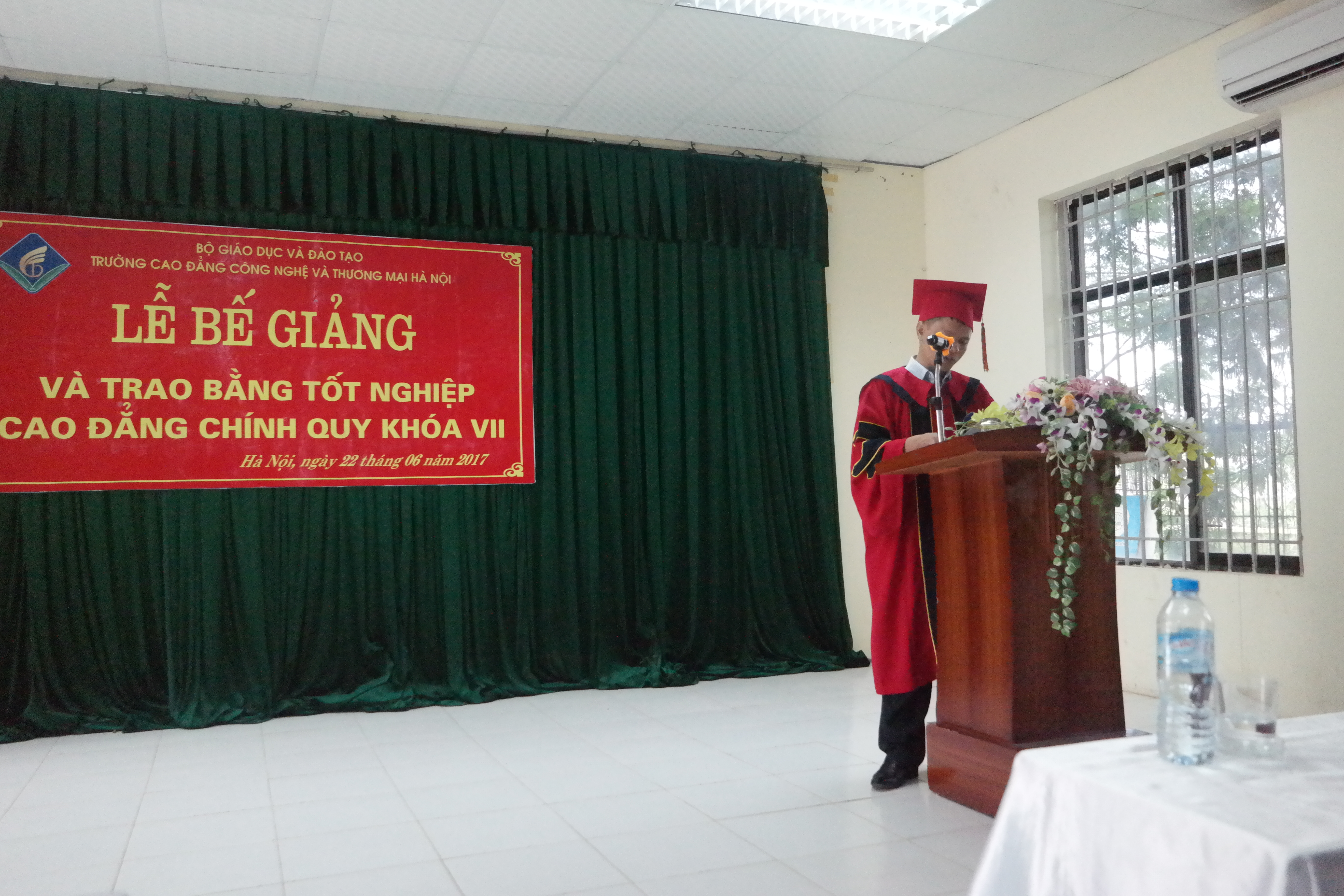 TS. Nguyễn Xuân Sang, Phó Hiệu trưởng Thường trực Nhà trường đọc diễn văn Bế giảng năm học 2016 - 2017 và trao bằng tốt nghiệp cho sinh viên Khóa VII