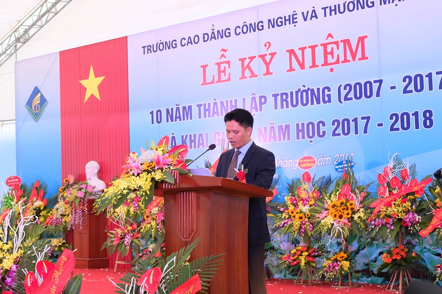 TS. Nguyễn Xuân Sang - Phó hiệu trưởng thường trực nhà trường phát biểu trong lễ khai giảng