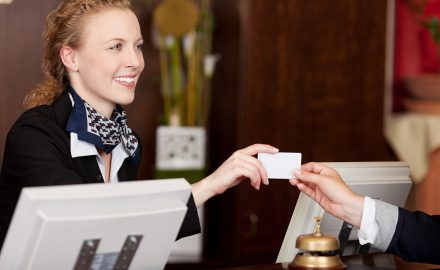 Lễ tân khách sạn cần biết quy trình trao chìa khóa khi khách check-in