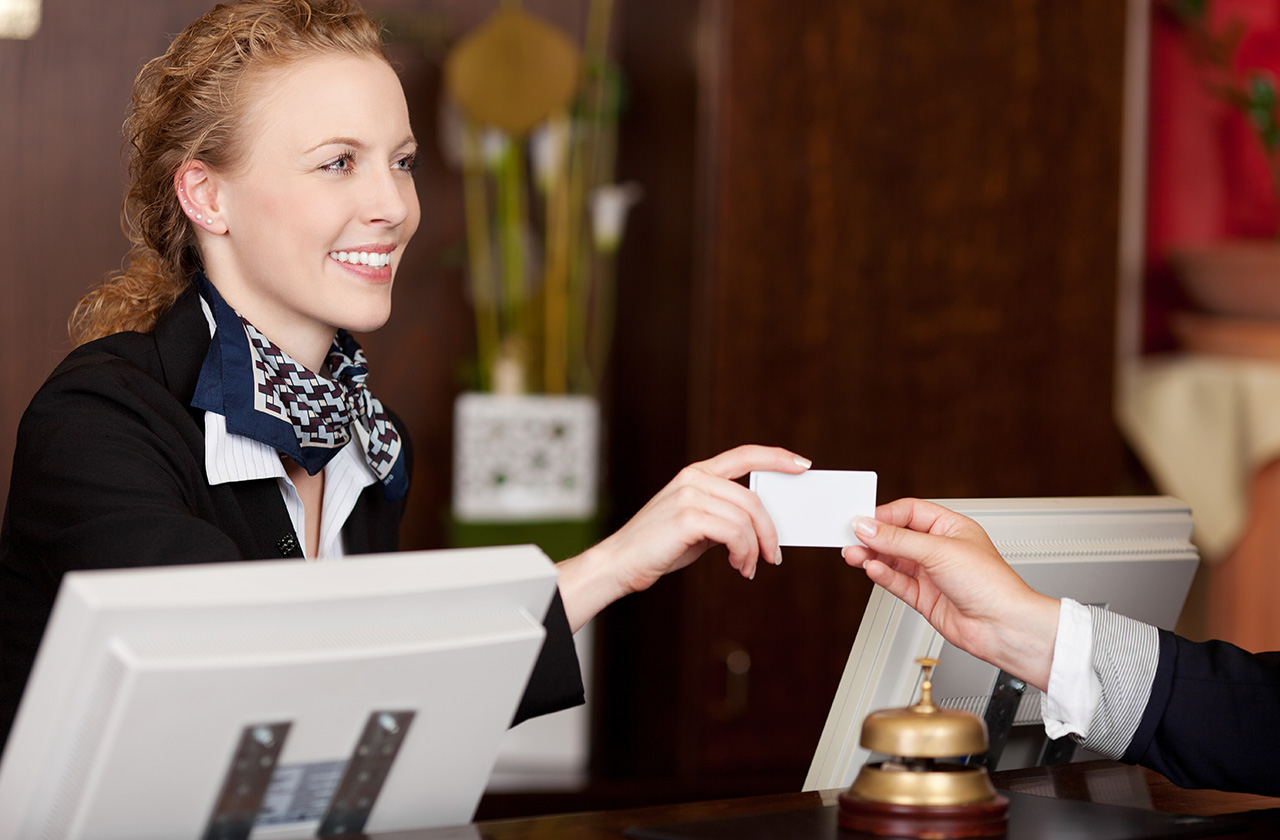 Lễ tân khách sạn cần biết quy trình trao chìa khóa khi khách check-in
