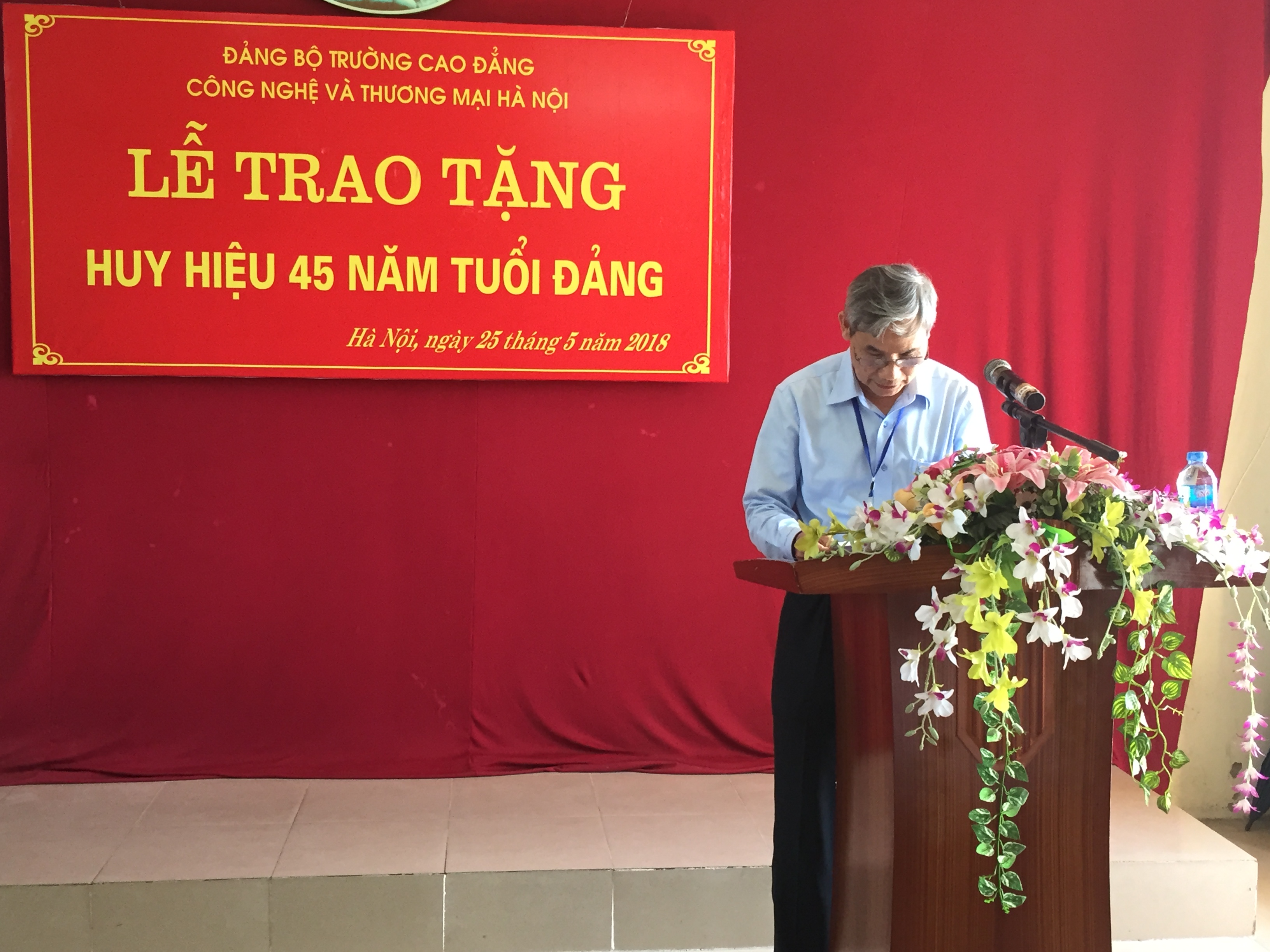 Đ/c Trần Hữu Thể - Bí thư Đảng ủy phát biểu chúc mừng đ/c Nguyễn Văn Phong tại Lễ trao tặng Huy hiệu 45 năm tuổi Đảng