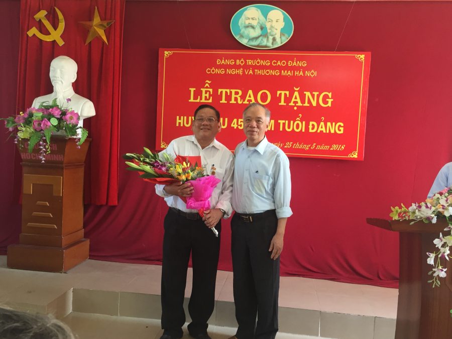 Đ/c Đoàn Xuân Viên - Phó Bí thư Đảng ủy tặng hoa chúc mừng đ/c Nguyễn Văn Phong