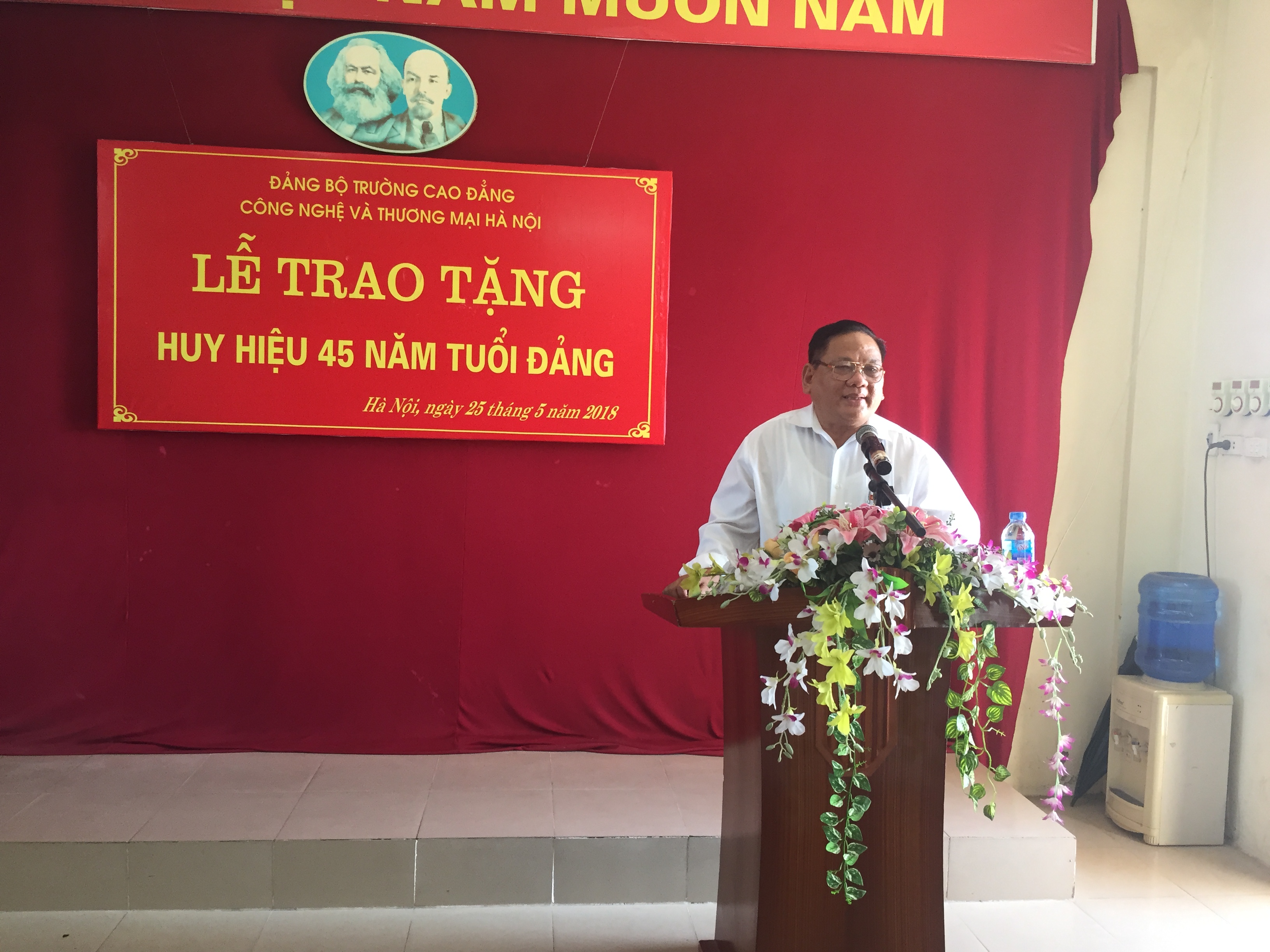 Đ/c Nguyễn Văn Phong xúc động phát biểu tại Lễ trao tặng Huy hiệu 45 năm tuổi Đảng