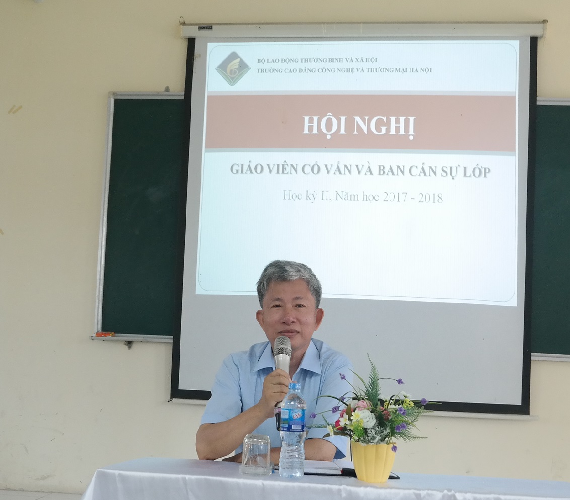PGS.TS Lê Bá Sơn - phó hiệu trưởng nhà trường, chủ tịch hội đồng giáo viên cố vấn chủ trì hội nghị