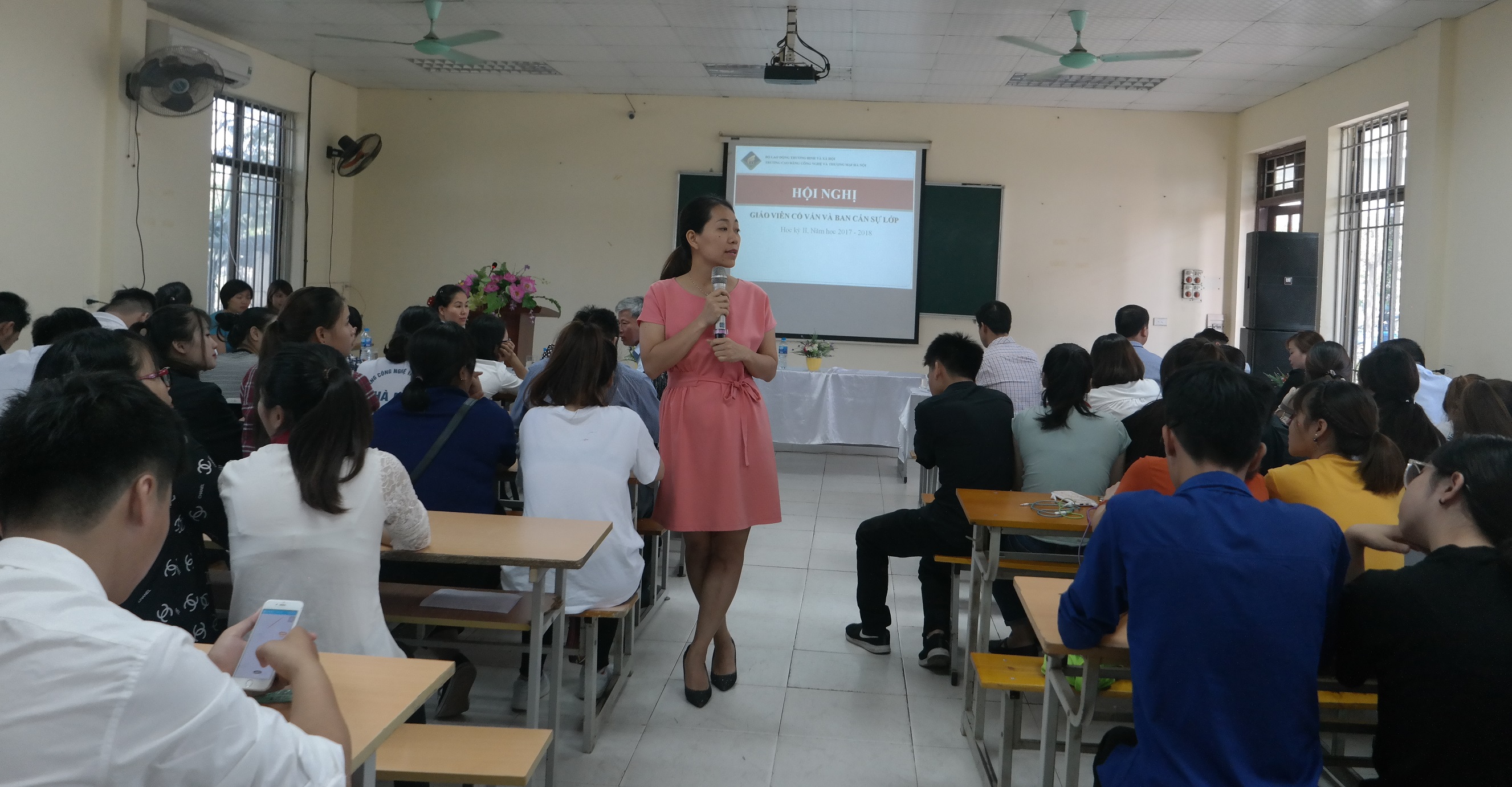 TS Đoàn Thị Thu Hương trao đổi với sinh viên về các chương trình tuyển sinh của trường