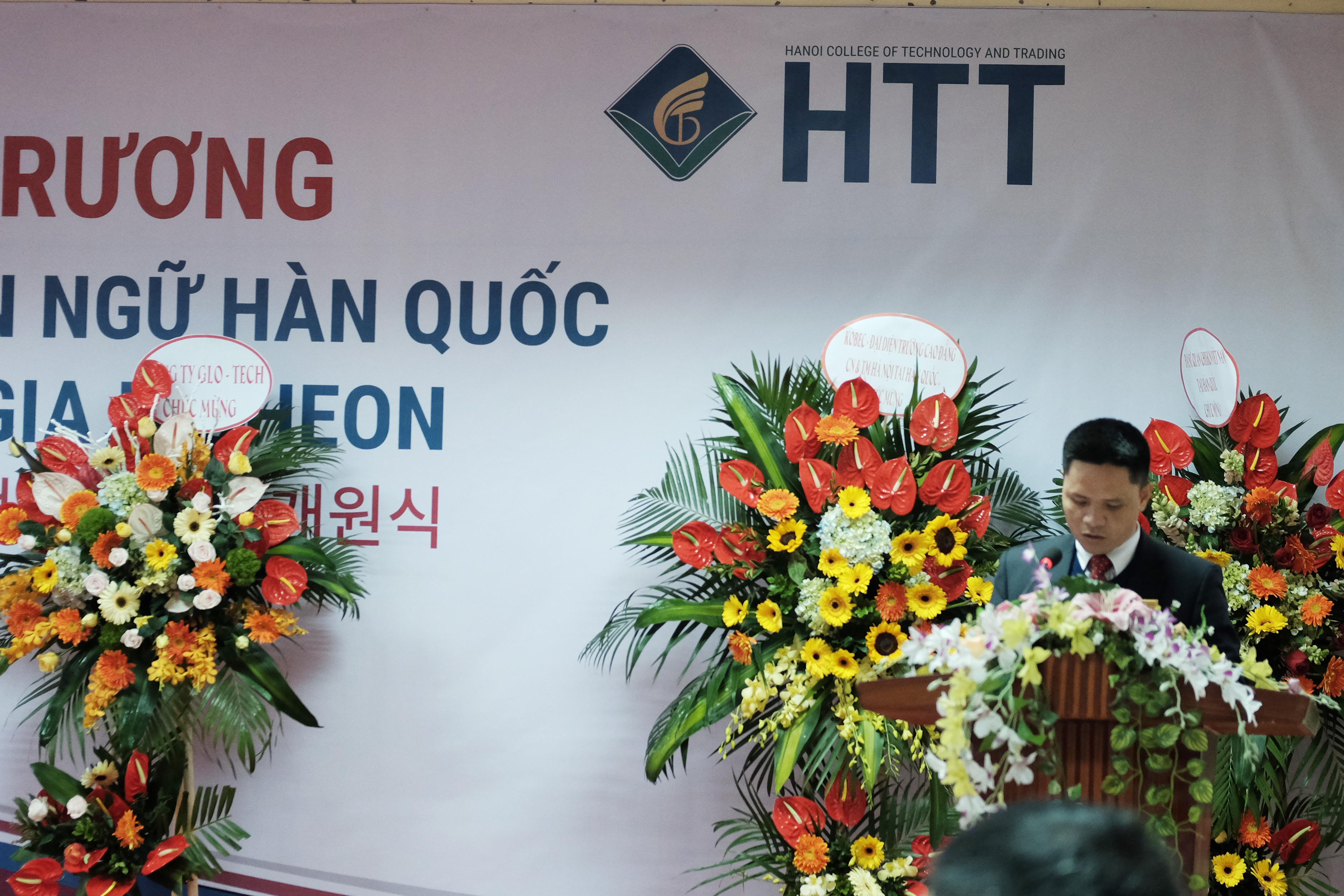 TS. Nguyễn Xuân Sang - Hiệu trưởng Nhà trường phát biểu tại Lễ khai trương