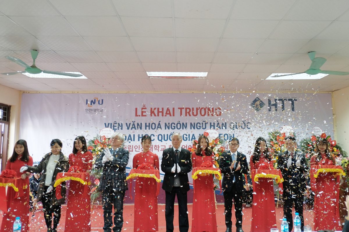 Đại diện lãnh đạo trường Đại học quốc gia Incheon và Cao đẳng Công nghệ và thương mại Hà Nội làm lễ cắt băng khánh thành Phân hiệu 5 - Viện Văn hóa và ngôn ngữ Hàn Quốc
