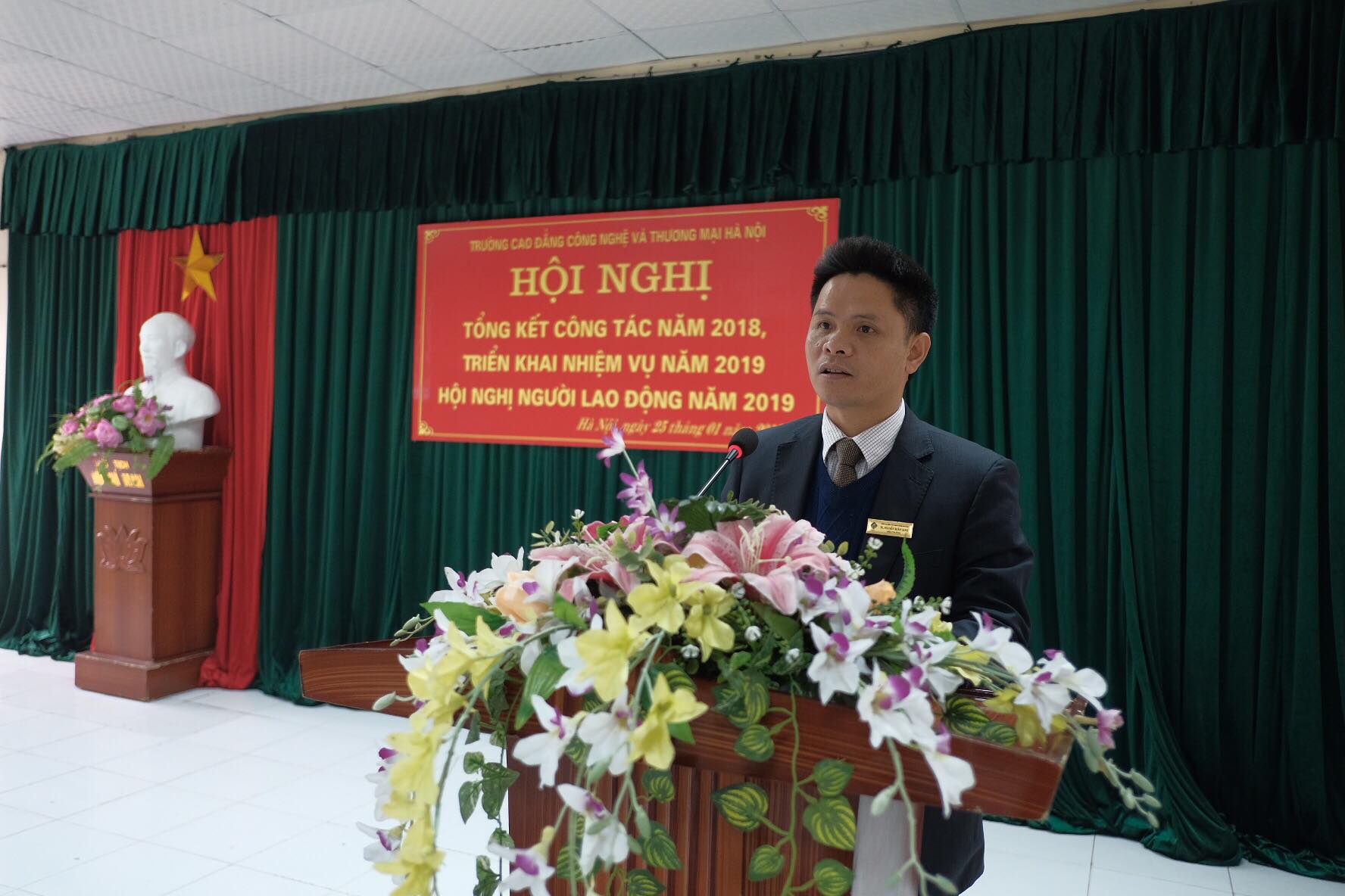 TS. Nguyễn Xuân Sang - Hiệu trưởng Nhà trường trình bày báo cáo tổng kết công tác năm 2018 và triển khai phương hướng, nhiệm vụ công tác năm 2019