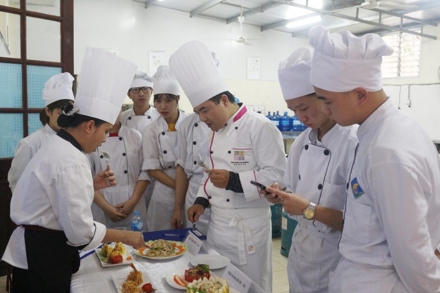 Chuyên gia Đỗ Minh Cường nhận xét và góp ý cho những sản phẩm của sinh viên Khóa 9 ngành Kỹ thuật Chế biến món ăn