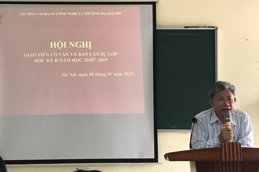 PGS.TS Lê Bá Sơn - Phó Hiệu Trưởng Nhà Trường chủ trì phát biểu tại hội nghị