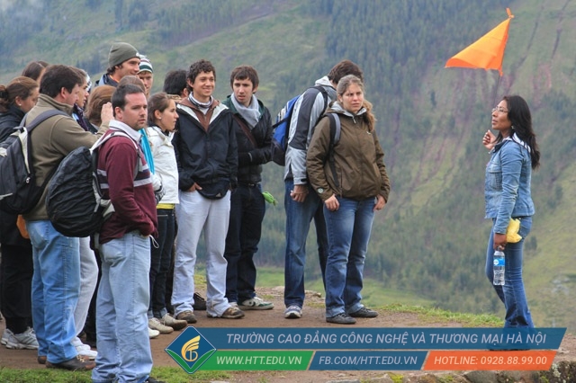 Công việc của một hướng dẫn viên du lịch giúp các bạn trẻ có nhiều cơ hội tích lũy kiến thức và chuyên môn