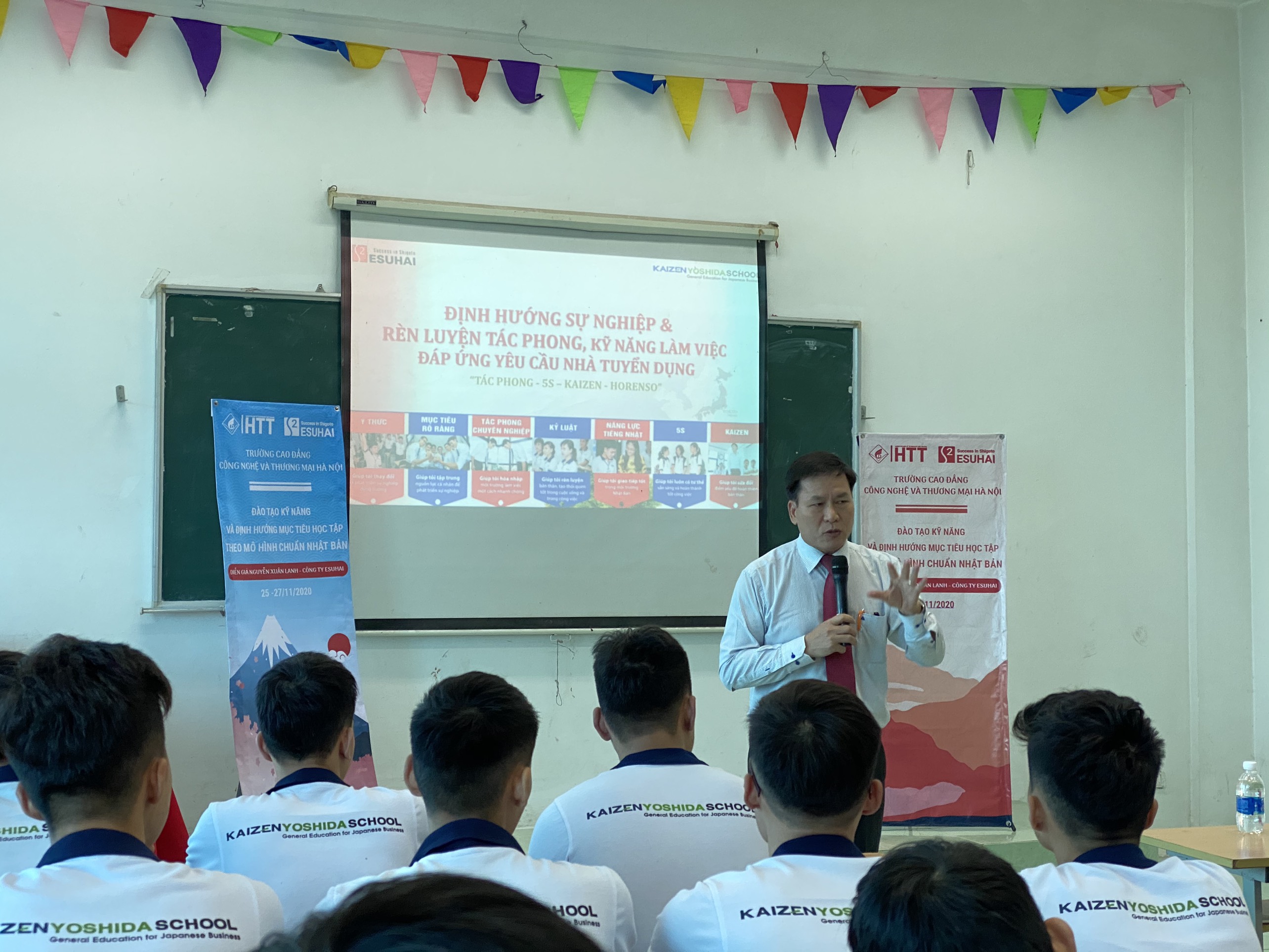 Thầy Nguyễn Xuân Lanh đang nhiệt tình chia sẻ những kinh các kỹ năng cần thiết với sinh viên HTT