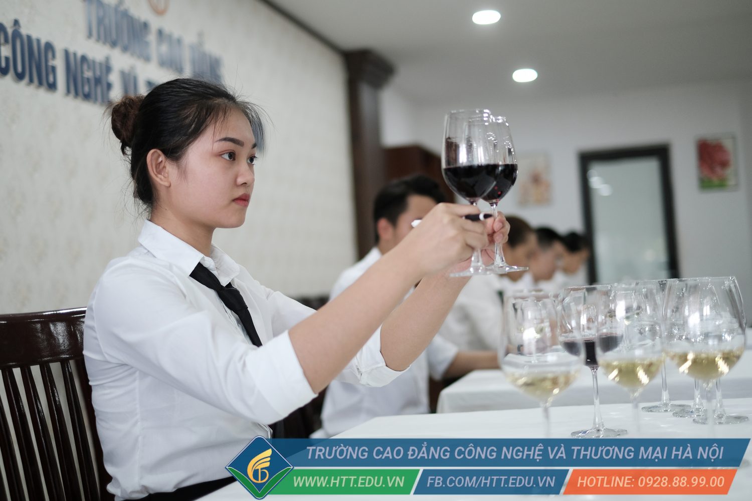 Sinh viên Lường Thị Vân tại buổi học thực hành ngành Quản trị khách sạn