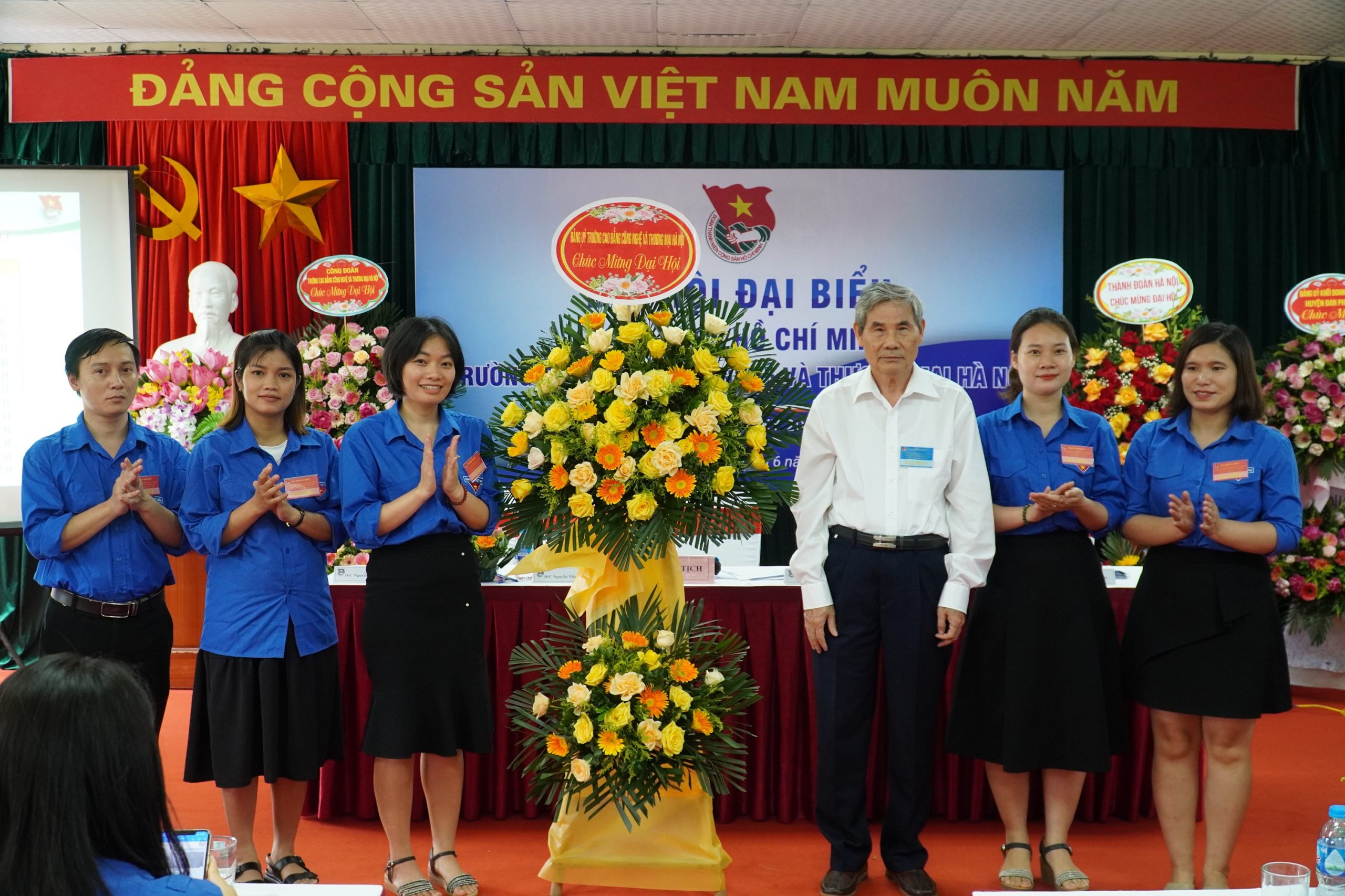 Đồng chí Trần Hữu Thể - Bí thư Đảng ủy Nhà trường phát biểu và tặng hoa Chúc mừng Đại hội