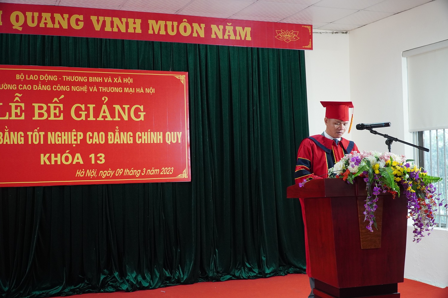 TS. Nguyễn Xuân Sang - Hiệu trưởng Nhà trường phát biểu tại Lễ bế giảng và trao bằng tốt nghiệp Cao đẳng chính quy Khóa 13