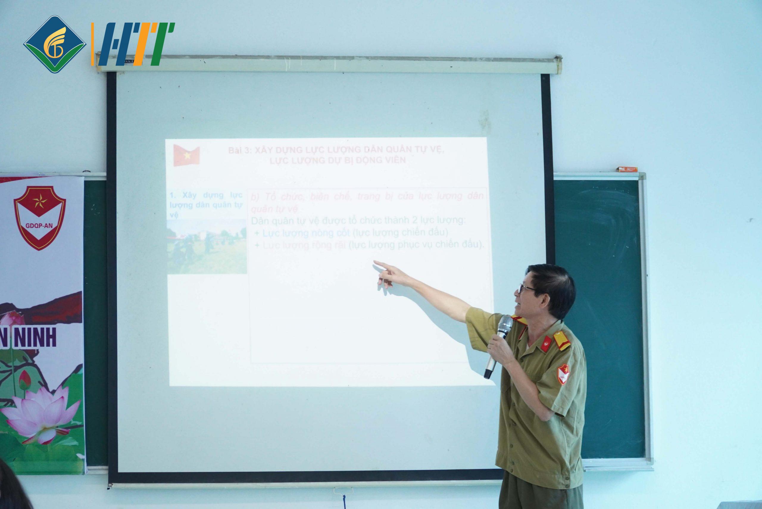 Đại tá Nguyễn Cao Thăng - Giáo viên bộ môn Giáo dục Quốc phòng an ninh với bài giảng "Xây dựng lực lượng dân quân tự vệ, lực lượng dự bị động viên