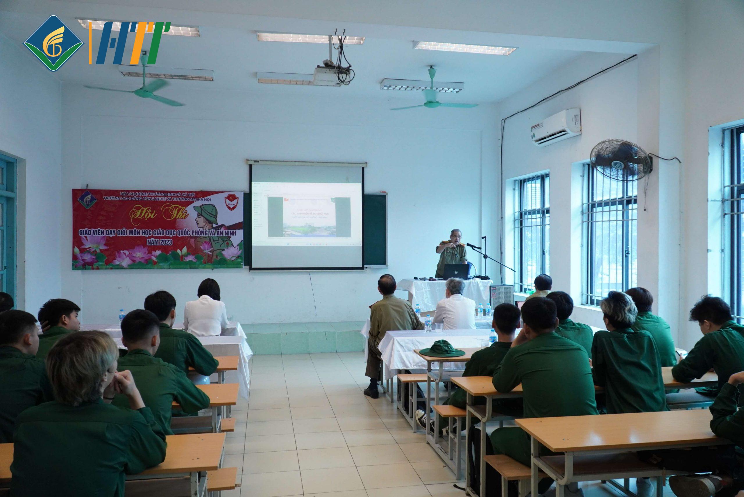 Đại tá Nguyễn Chí Dũng - Giảng viên bộ môn Giáo dục quốc phòng an ninh tham gia Hội thi