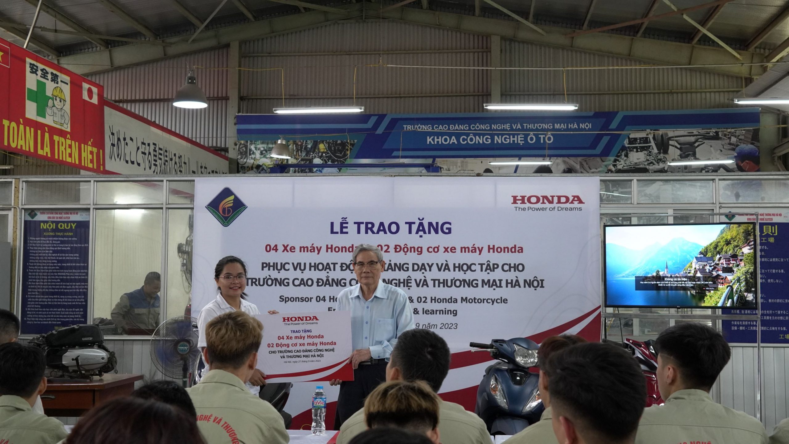 Honda Việt Nam trao tặng 4 xe máy Honda và 2 động cơ xe máy Honda cho Trường Cao đẳng Công nghệ và Thương mại Hà Nội