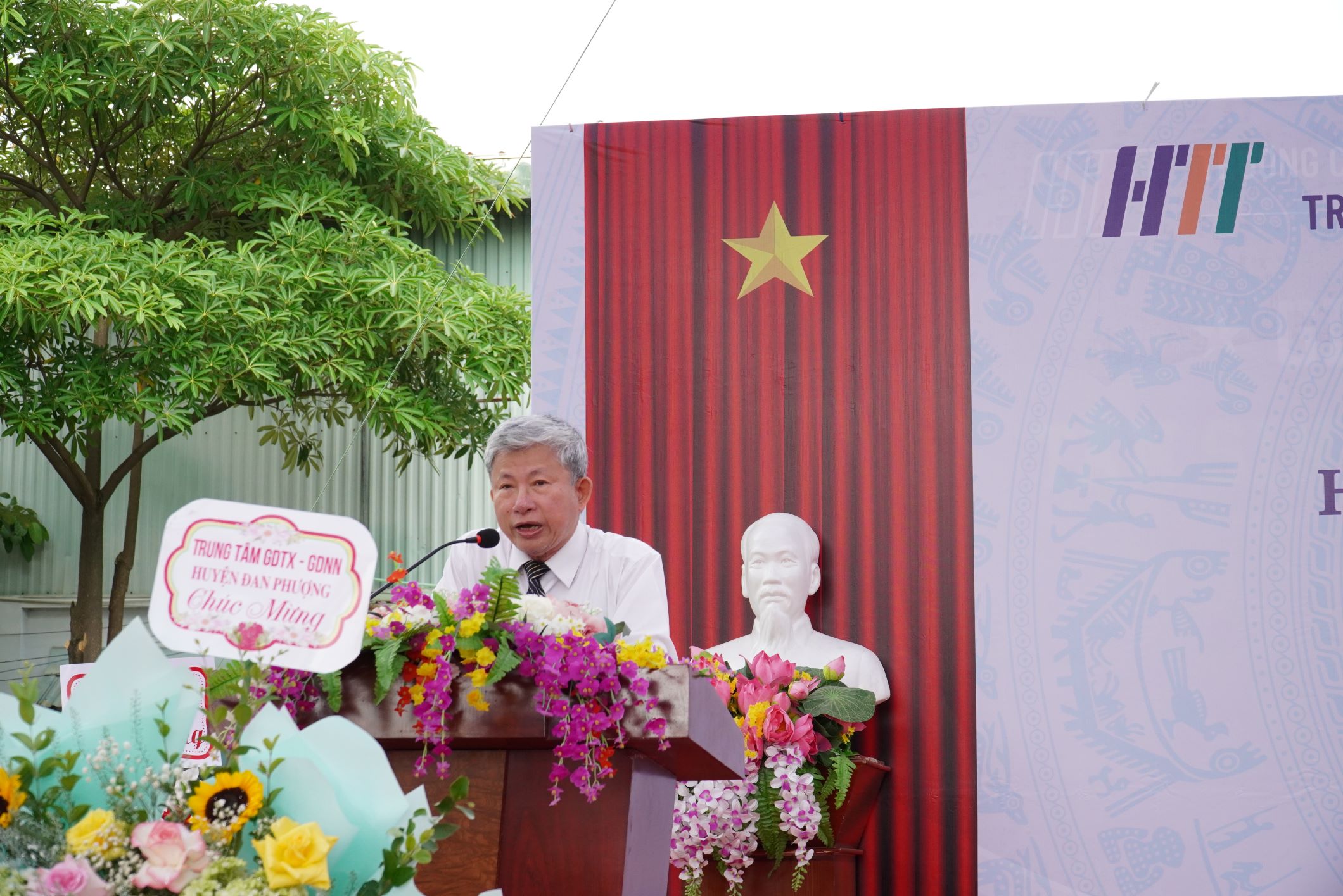 PGS.TS Lê Bá Sơn đọc thư chúc mừng năm học mới của Chủ tịch nước