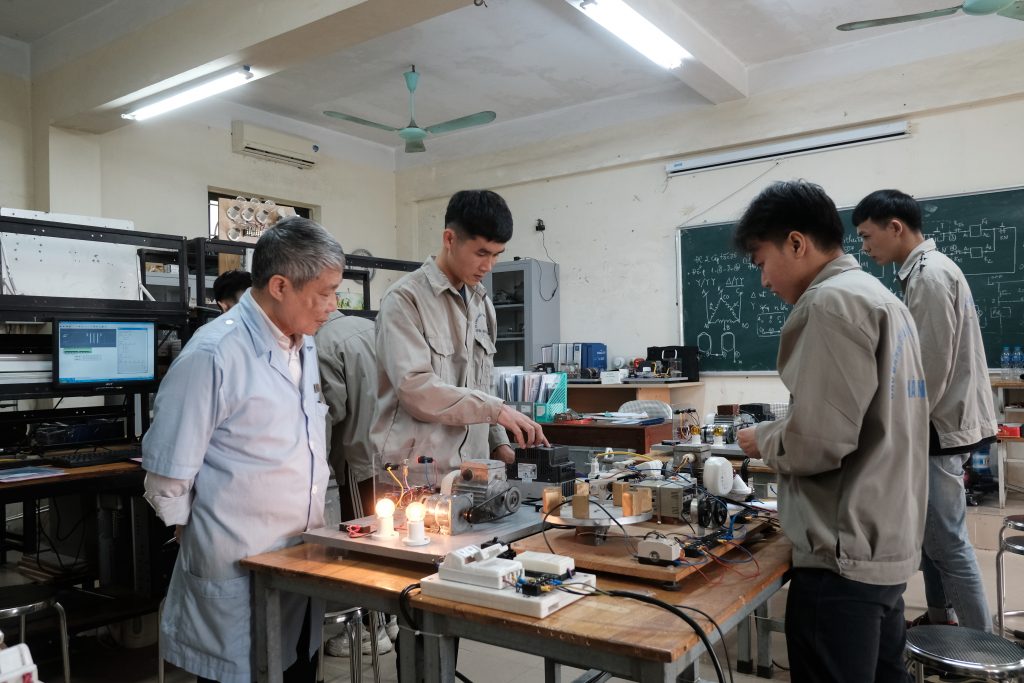 Sinh viên ngành điện thực hành trong phòng với thiết bị hiện đại