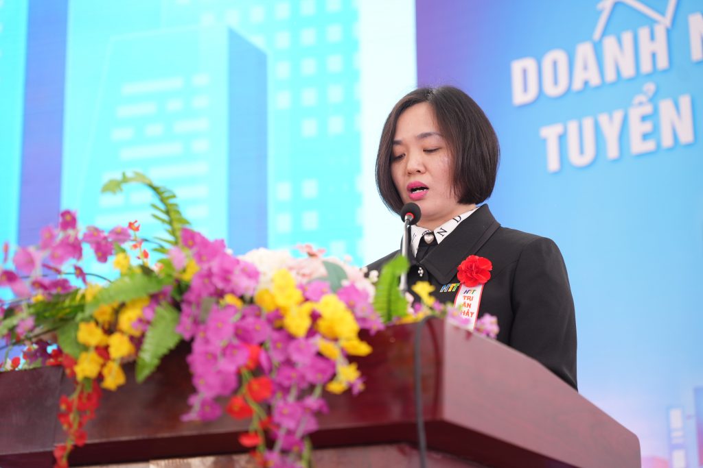 Thạc sĩ Phạm Thị Nữ - Trưởng phòng đào tạo công bố quyết định tốt nghiệp