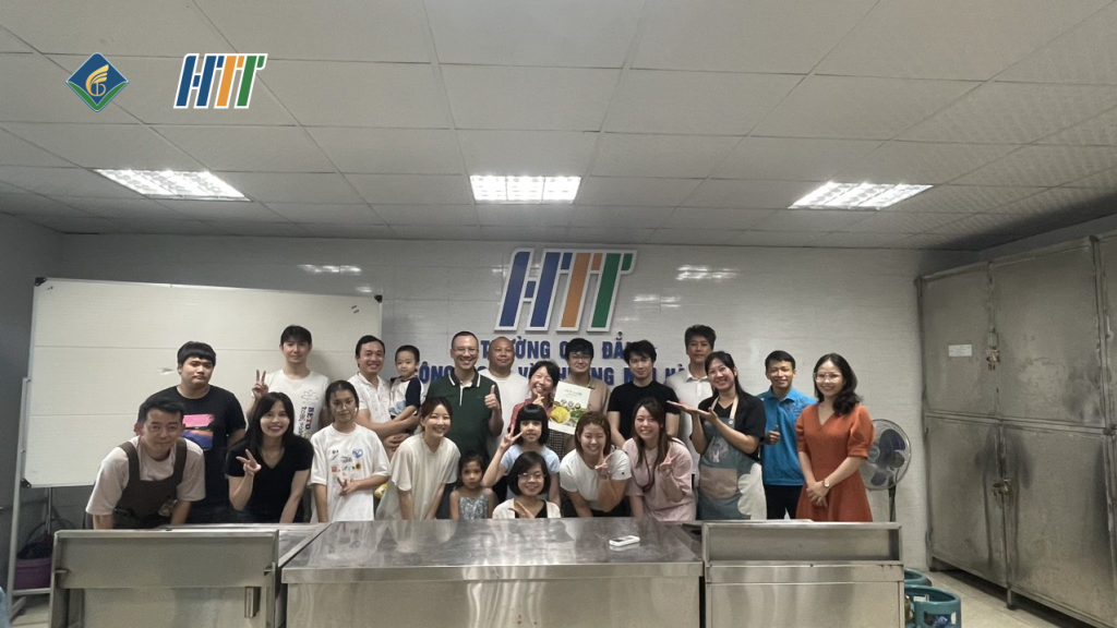 Những người bạn Nhật Bản tham gia lớp học nấu ăn BETOAJI tại phòng thực hành chế biến món ăn của HTT