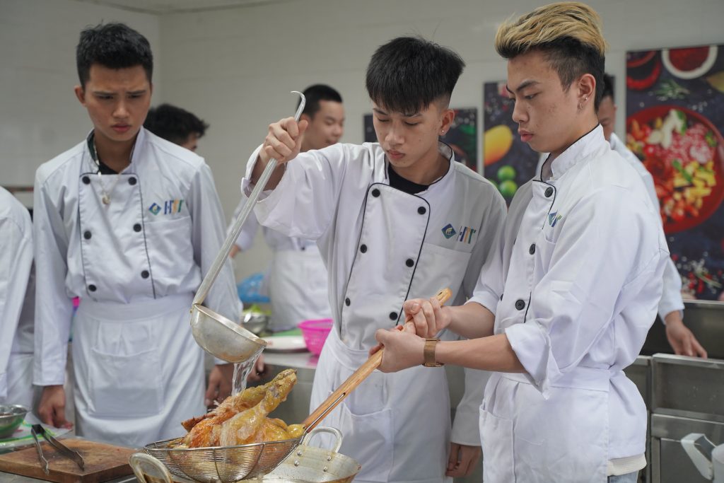 Sinh viên thực hành kỹ thuật chế biến món ăn ở HTT college