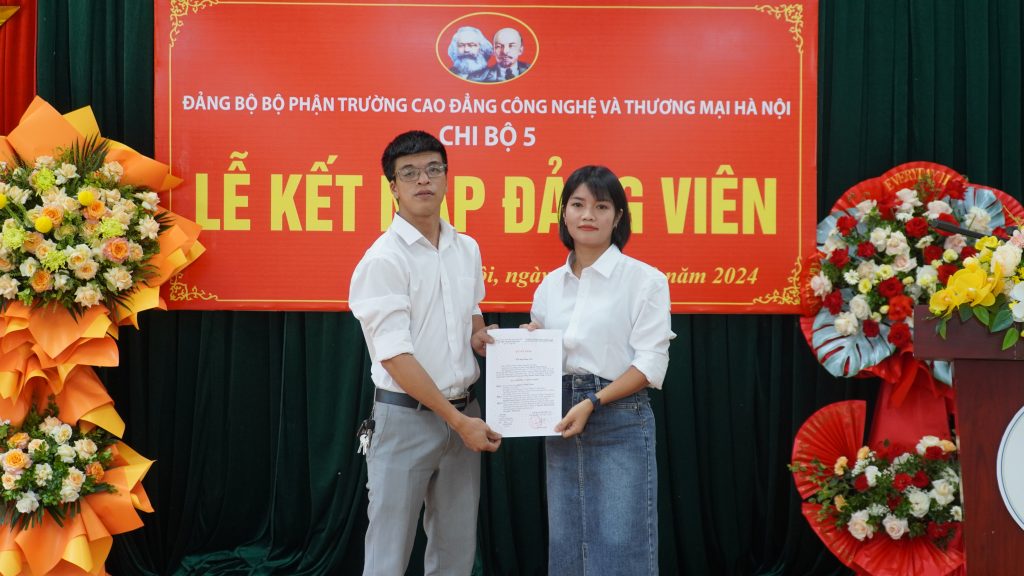 Bí thư chi bộ 5 trao quyết định kết nạp cho đồng chí Nguyễn Thanh Phong