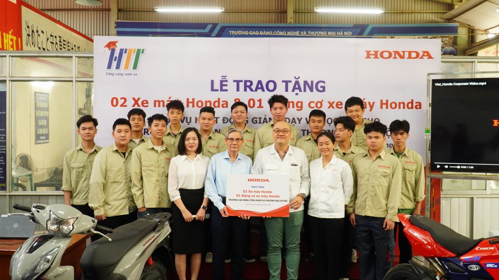 Honda vn trao tang xe may va dong co cho khoa CNOT HTT